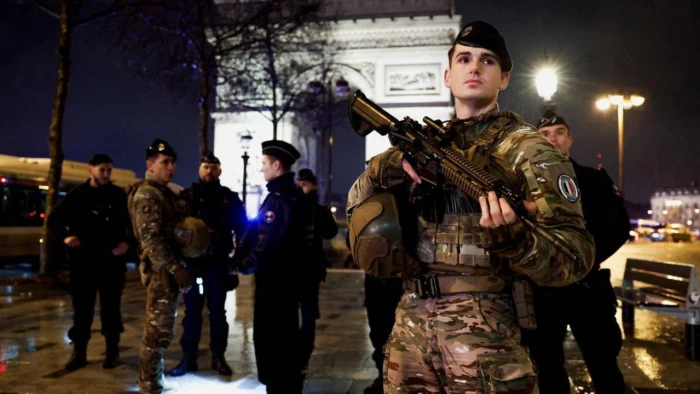 Paris'in &uuml;nl&uuml; Şanzelize Caddesi'nde jandarma, kendisini bı&ccedil;akla tehdit eden kişiye ateş a&ccedil;tı