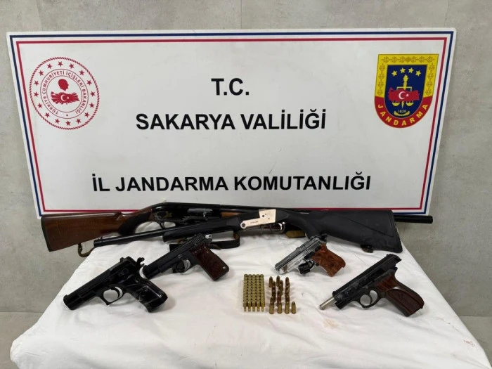 Sakarya'da silah ka&ccedil;ak&ccedil;ılığı operasyonunda 2 zanlı tutuklandı