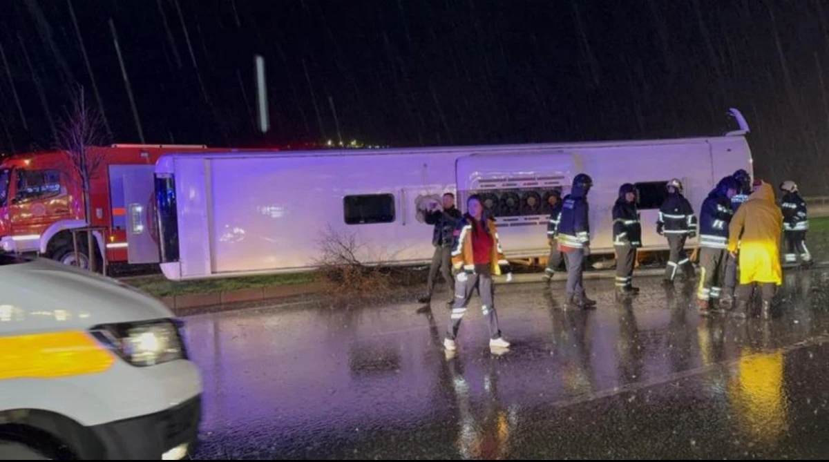 Samsun'da yolcu otob&uuml;s&uuml; devrildi, 6 kişi yaralandı