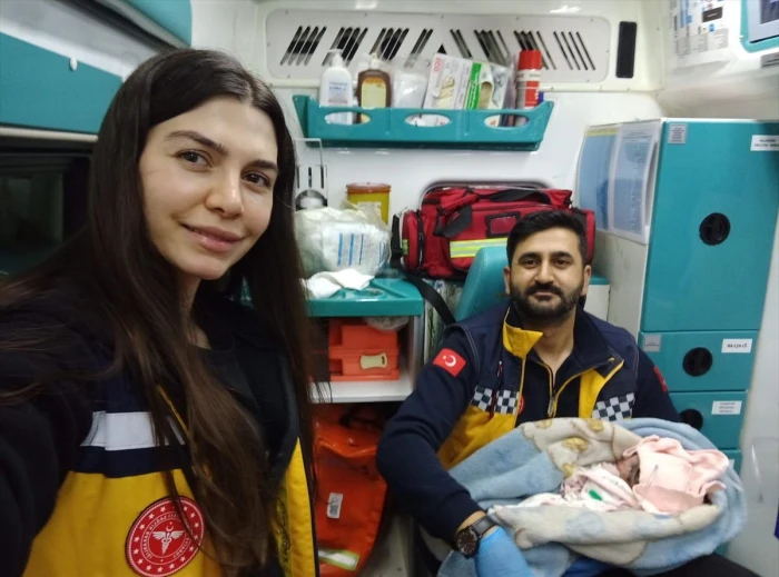 Şanlıurfa'da hamile kadın ambulansta doğum yaptı