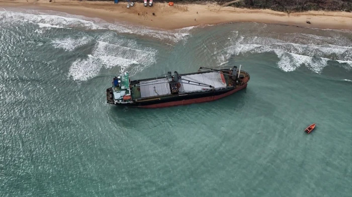 Sarıyer a&ccedil;ıklarında karaya oturan kargo gemisinin kaptanı tedavi sonrası gemisine d&ouml;nd&uuml;