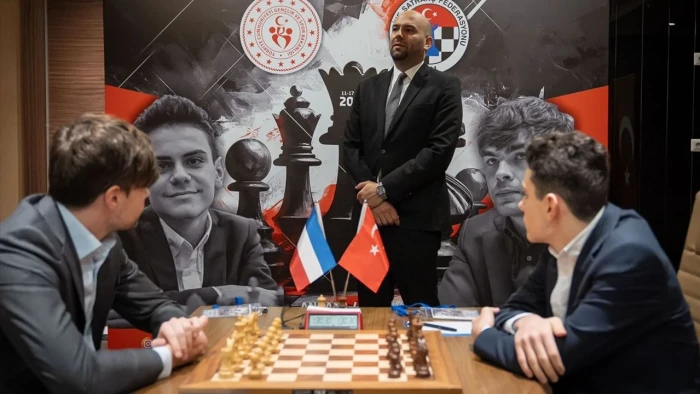 Satran&ccedil; oyuncuları Ediz G&uuml;rel ile Van Foreest arasındaki &ouml;zel ma&ccedil; devam ediyor