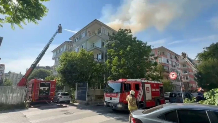 Sultangazi'de apartmanın &ccedil;atısında &ccedil;ıkan yangın s&ouml;nd&uuml;r&uuml;ld&uuml;
