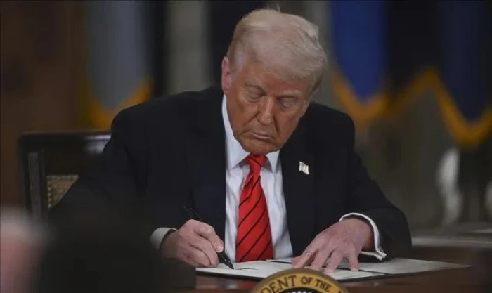 Sultangazi'de bir iş yerindeki bağış kumbarasının &ccedil;alınması kamerada