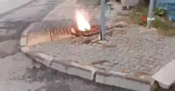 Sultangazi'de yer altı elektrik kablolarının alev alması kamerada