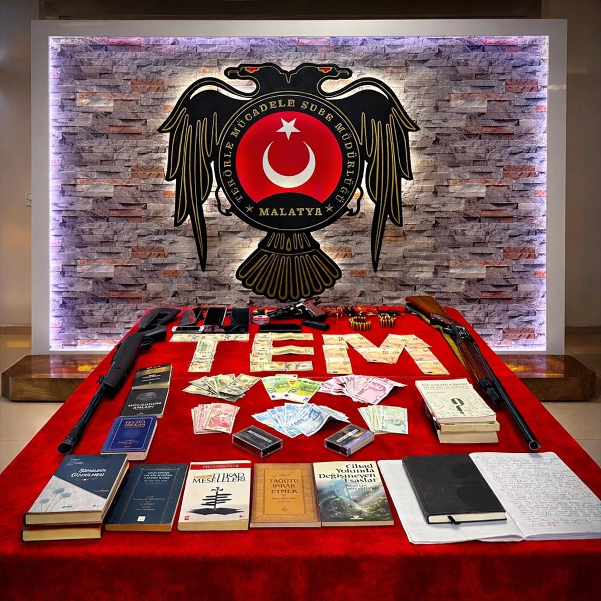 Ter&ouml;r &ouml;rg&uuml;t&uuml; DEAŞ'a y&ouml;nelik Malatya merkezli operasyonda 9 g&ouml;zaltı