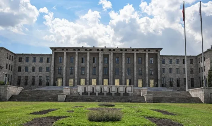 Trafik cezalarının artırılmasına y&ouml;nelik d&uuml;zenlemeleri de i&ccedil;eren kanun teklifi, TBMM Genel Kurulunda kabul edildi (5)