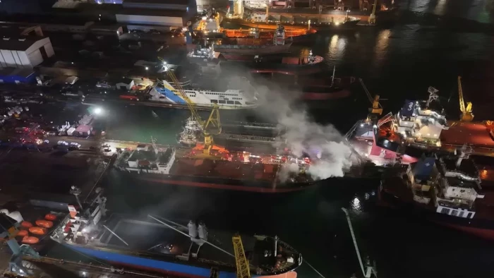 Tuzla'da kuru y&uuml;k gemisinde &ccedil;ıkan yangına m&uuml;dahale ediliyor