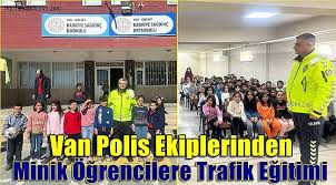 Van'da polis ekipleri öğrencilere trafik eğitimi verdi