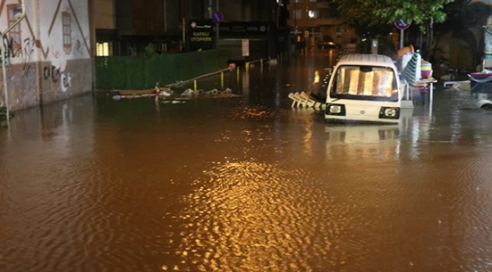 Yalova'da sağanak hayatı olumsuz etkiledi