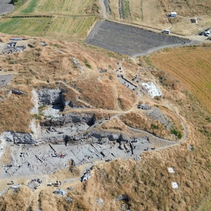 Yozgat'taki &Ccedil;adır H&ouml;y&uuml;k'te 6 bin yıllık yaşam araştırılıyor